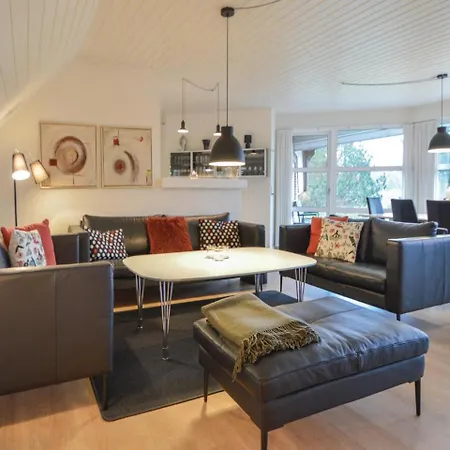 Five-bedroom Holiday In בלבאנד