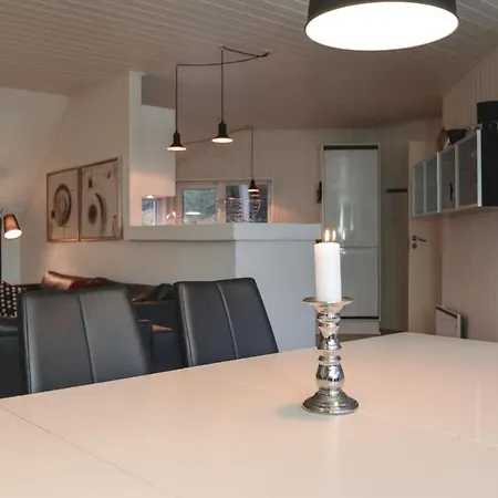 Five-bedroom Holiday In בלבאנד