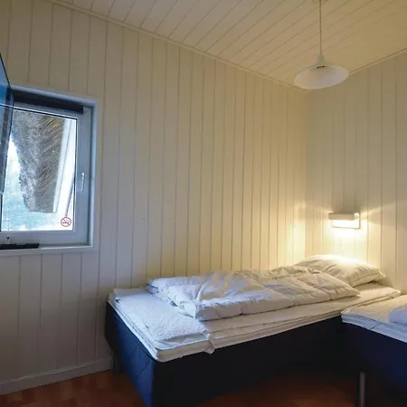 Five-bedroom Holiday In בלבאנד