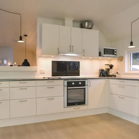 Five-bedroom Holiday In בלבאנד