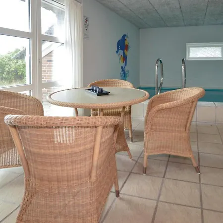 Five-bedroom Holiday In בלבאנד