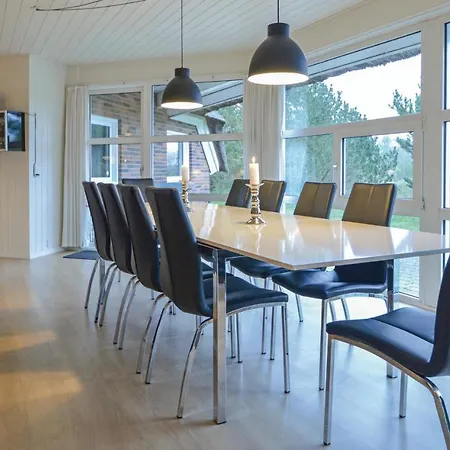 Five-bedroom Holiday In בלבאנד